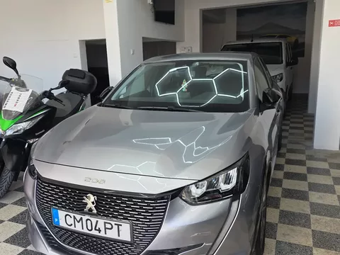 Peugeot e-208