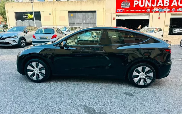 Tesla Model Y Standard RWD