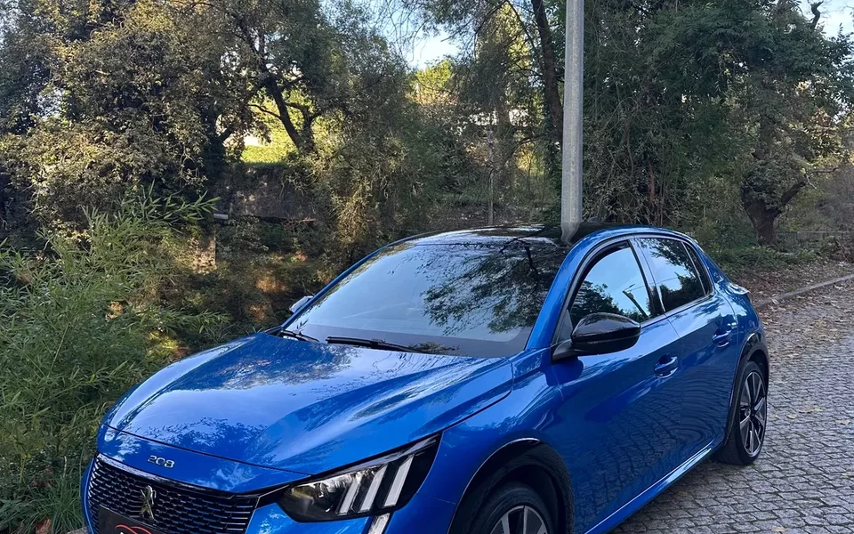 Peugeot e-208 GT