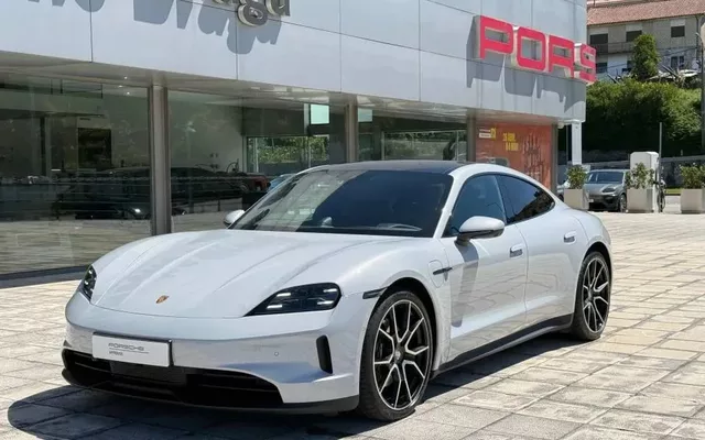 Porsche Taycan 4