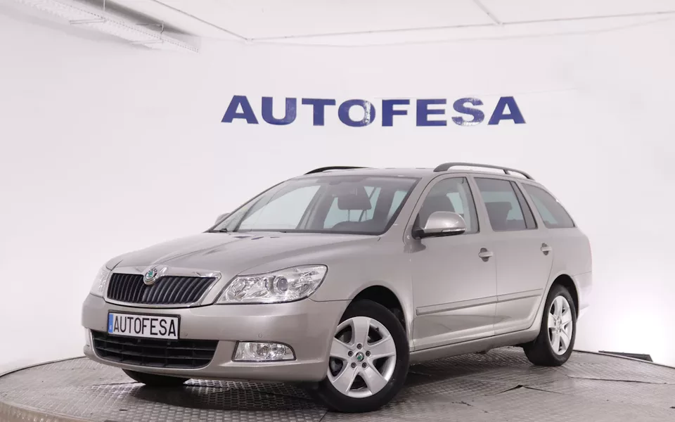 Skoda Octavia 1.6 TDI COMBI 105CV 5P # NAVY, PARKTRONIC