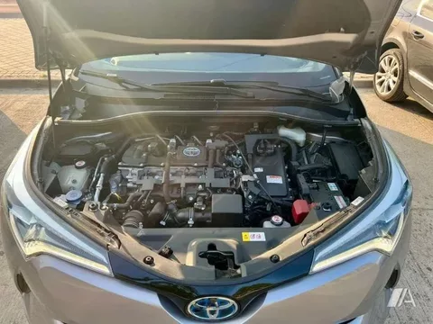 TOYOTA C-HR + 1.8 125H Advance