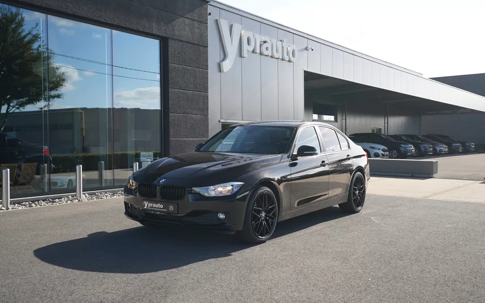 BMW 316i Berline Leder Navigatie Cruise control RadioCD Bleutooth Klimaatregeling Camera Parctronic Anti-verblinding Alu 16″ USB
