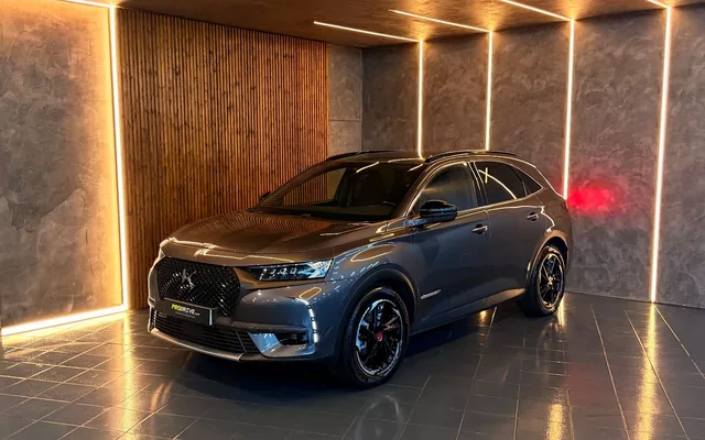 DS DS7 4x4 300 Performance Line +