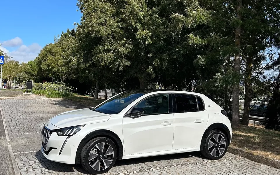 Peugeot e-208 GT
