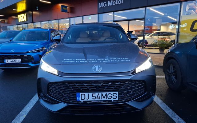 MG HS 2025