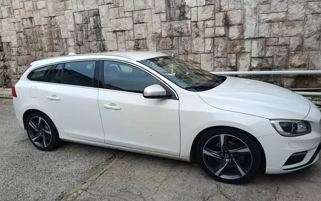 Volvo V60 2.0 D4 R-Design Momentum