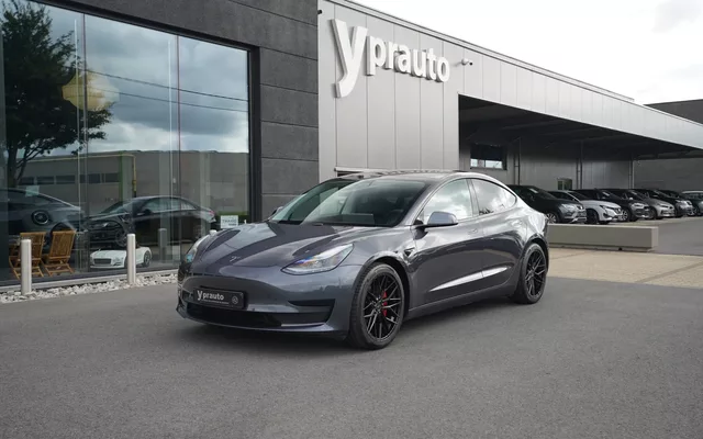 Tesla model 3 Panoramadak Leder ACC Rode Sportremklauwen Verwarmde zetels Privacy Camera 360° DABtuner Apple Carplay Warmtepomp 19″ Alu velgen Parkeersensoren