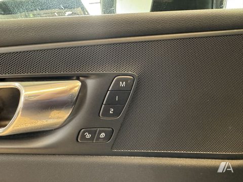 VOLVO XC60 XC60 B4 Plus Dark FWD Aut.