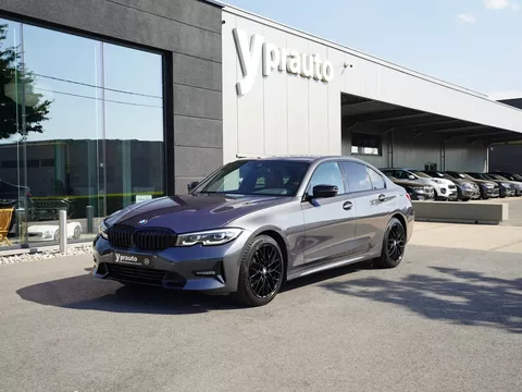 Bmw 320 DA Full black Verwarmde zetels Navigatie Camera Keyless entry en go Apple carPlay /Android Cruise control Privacy glas Digitaal Dashboard Draadloos laden