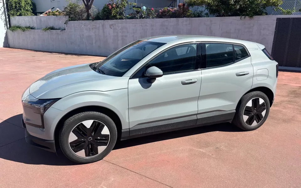 Volvo EX30 Single Motor Extended Range RWD Ultra