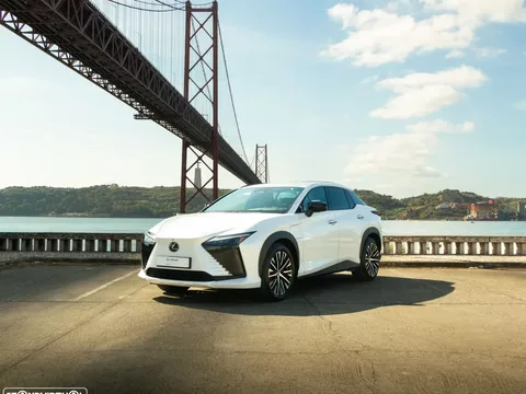 Lexus RZ 450e Premium Monotone c/ mala elétrica
