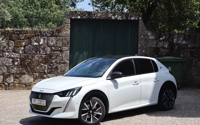 Peugeot e-208 GT