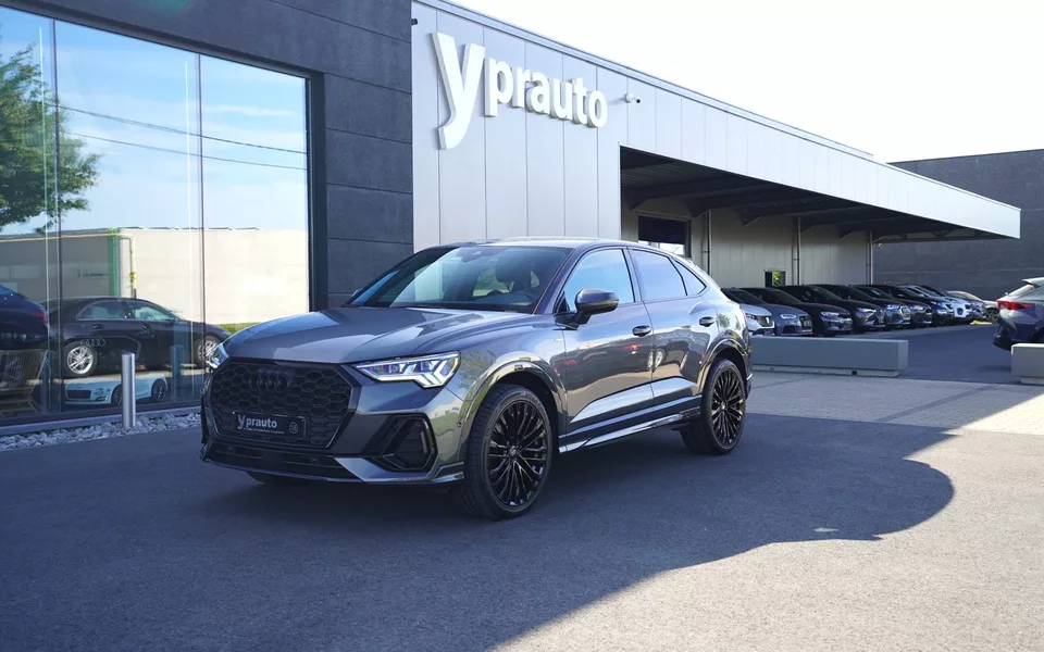 AUDI Q3 Sportback 35TFSI S-Line Blackline S tronic Keyless Elektrische koffer Trekhaak, Camera AppleAndroid DAB Sfeerlicht LED Digitaal dashboard Privacy Verwarmde zetels Navigatie