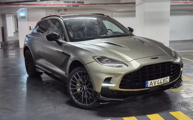Aston Martin DBX 707