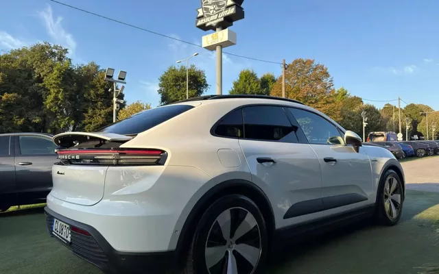 Porsche Macan Electric 4