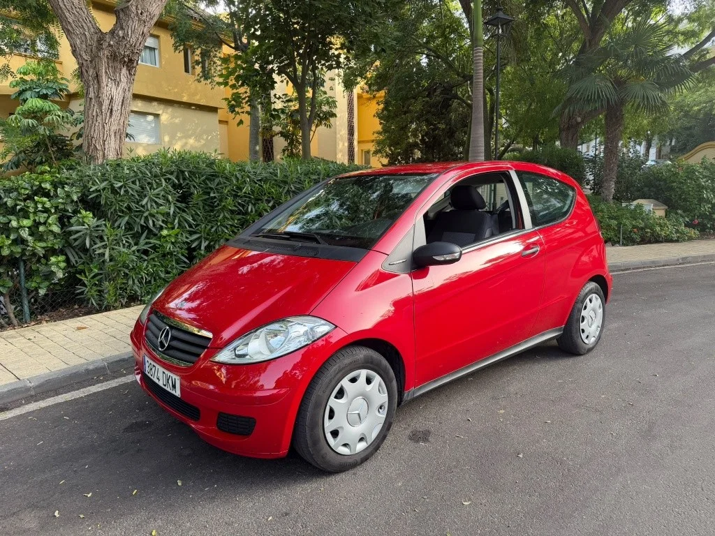 MERCEDES-BENZ Clase A A 150 Red & Black