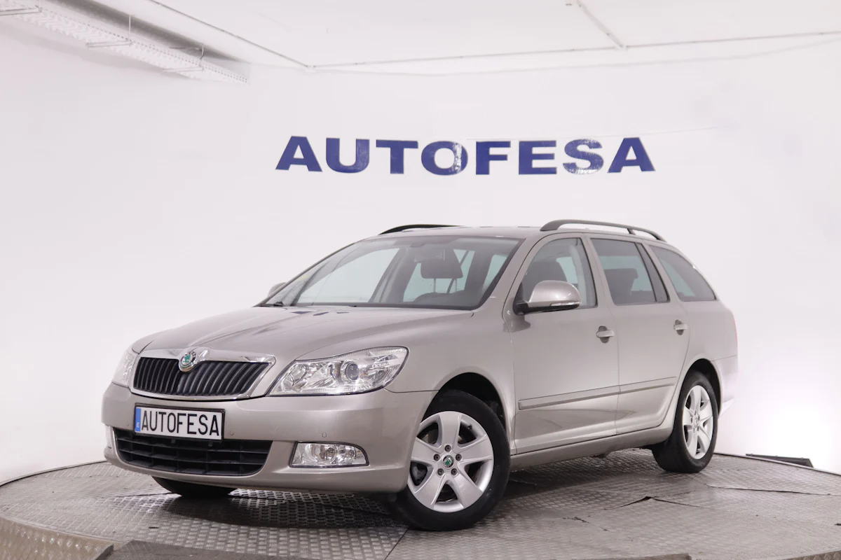 Skoda Octavia 1.6 TDI COMBI 105CV 5P # NAVY, PARKTRONIC