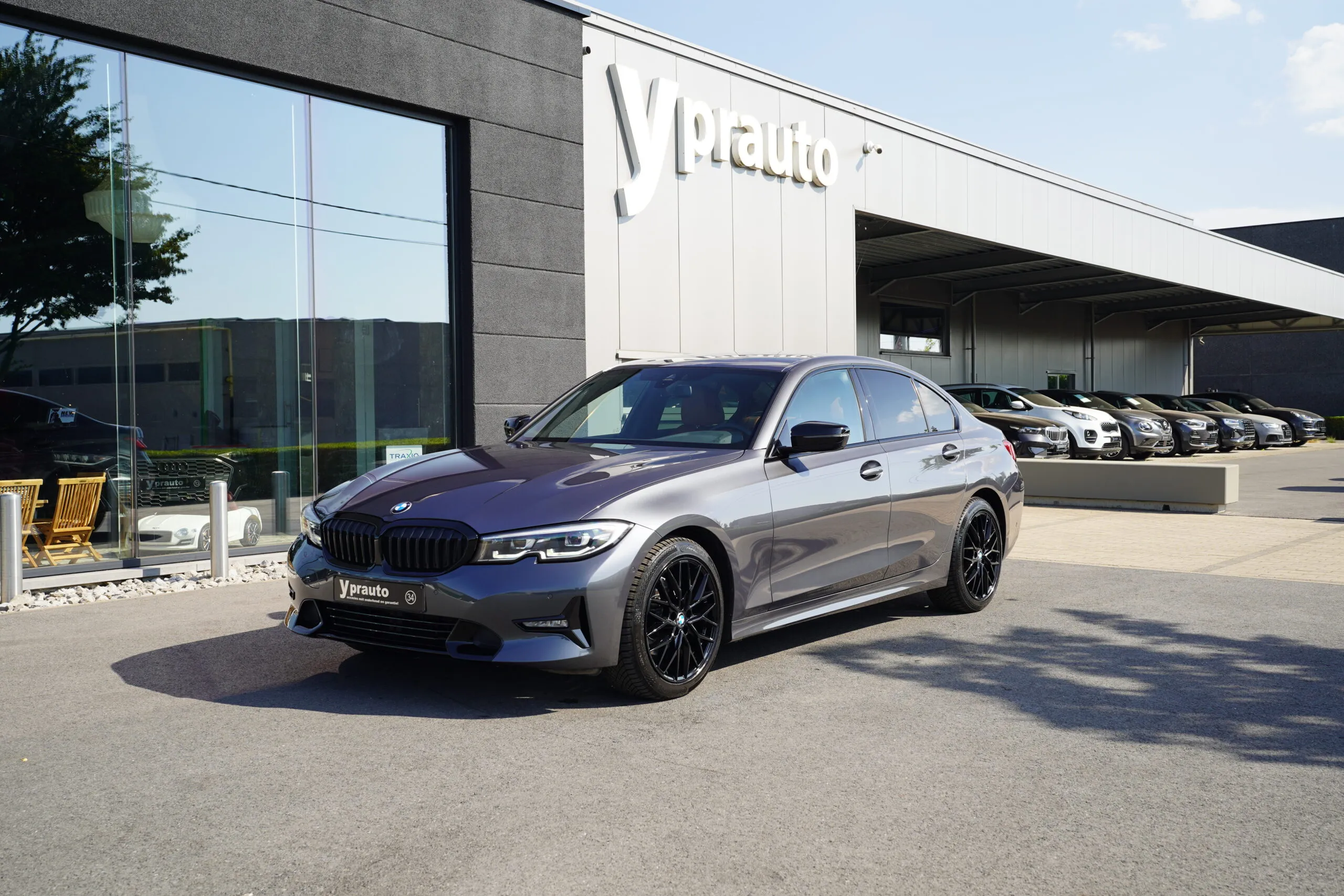 Bmw 320 DA Full black Verwarmde zetels Navigatie Camera Keyless entry en go Apple carPlay /Android Cruise control Privacy glas Digitaal Dashboard Draadloos laden