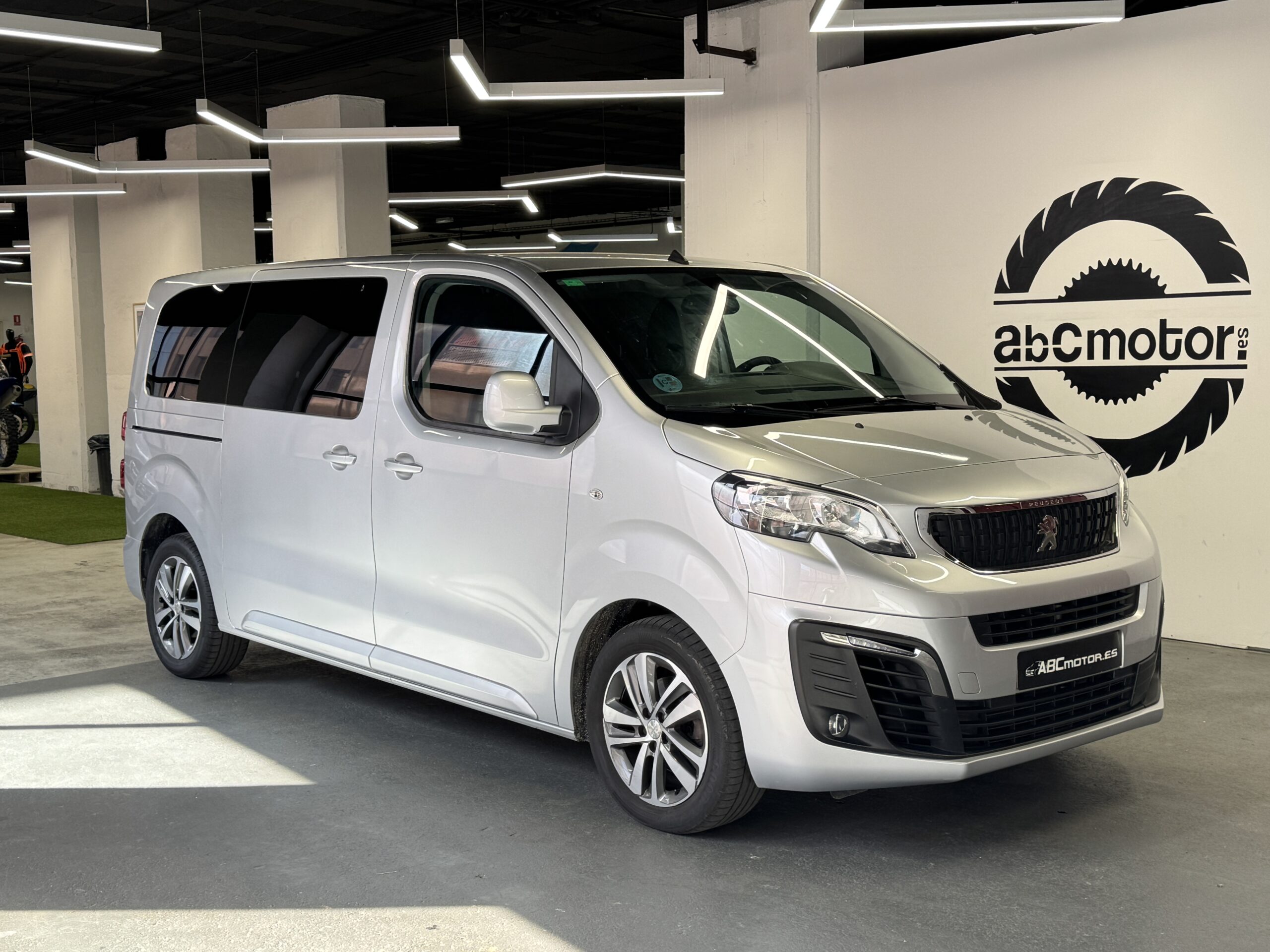 Peugeot Traveller 1.6 BlueHDI 115CV 9 Plazas