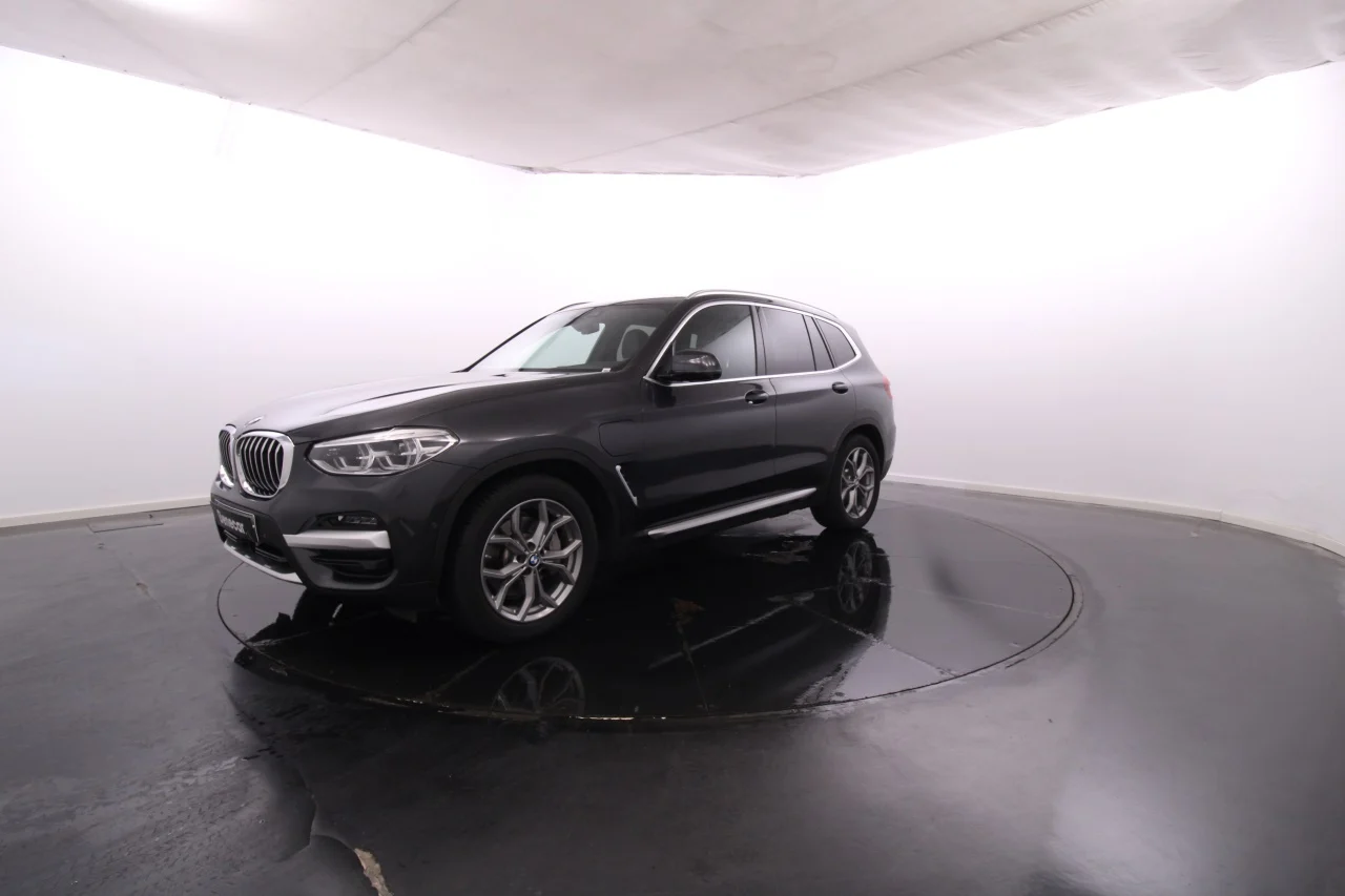 BMW X3 30e xDrive / Cam. Traseira / Estofos em Pele / Teto Panoramico de Abrir / GPS / LED