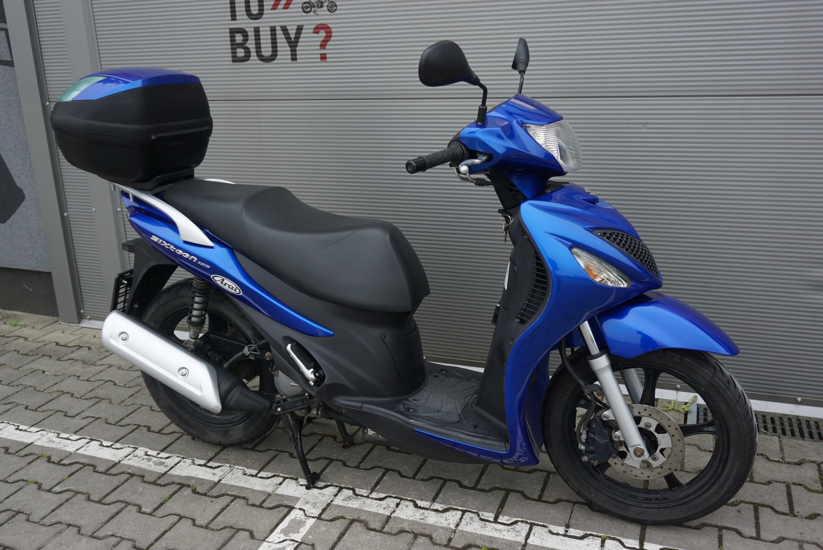 Suzuki UX 125 Sixteen