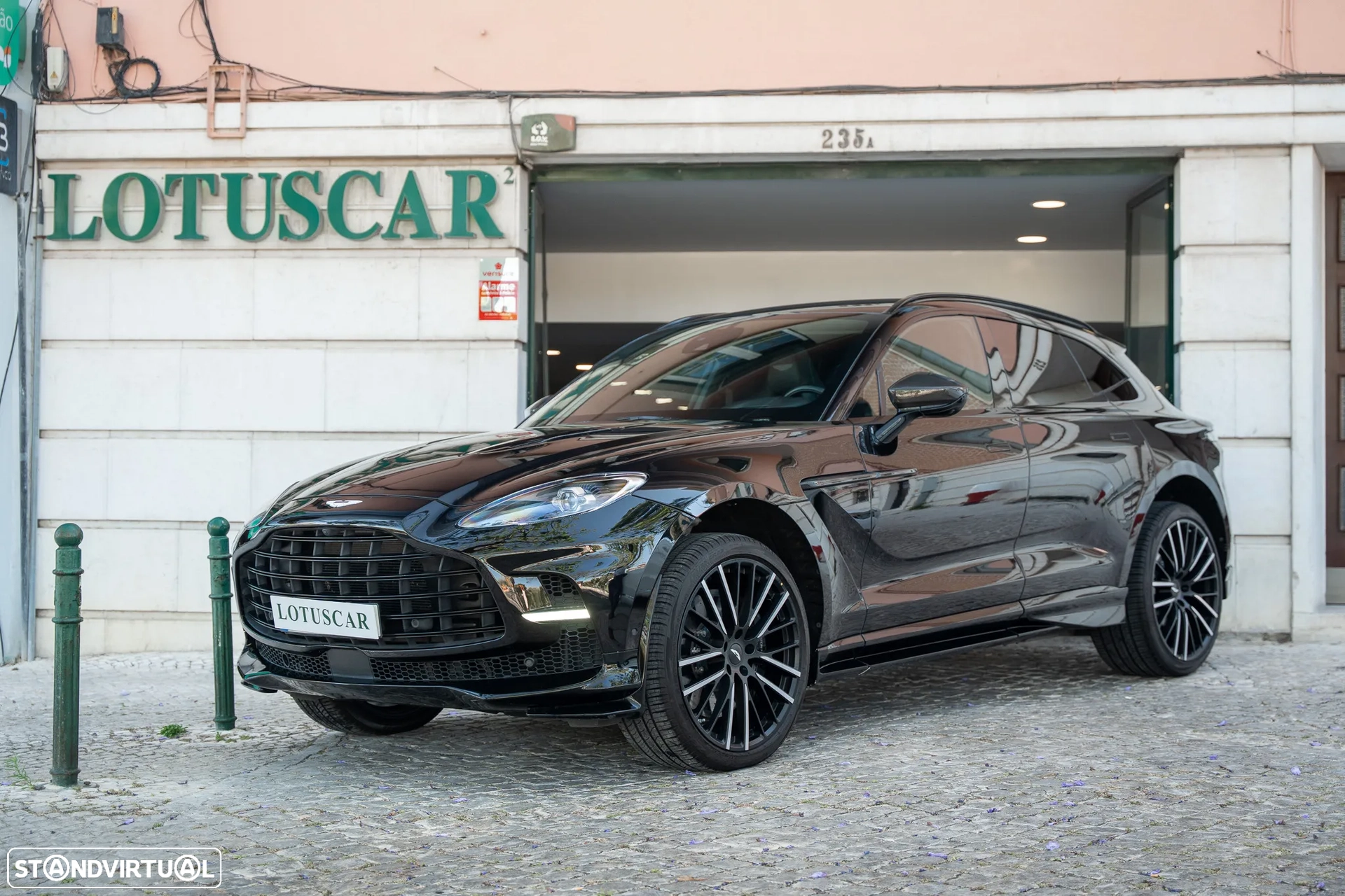Aston Martin DBX 707