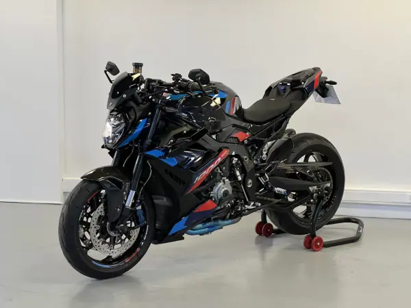 BMW M 1000 R 2023 .